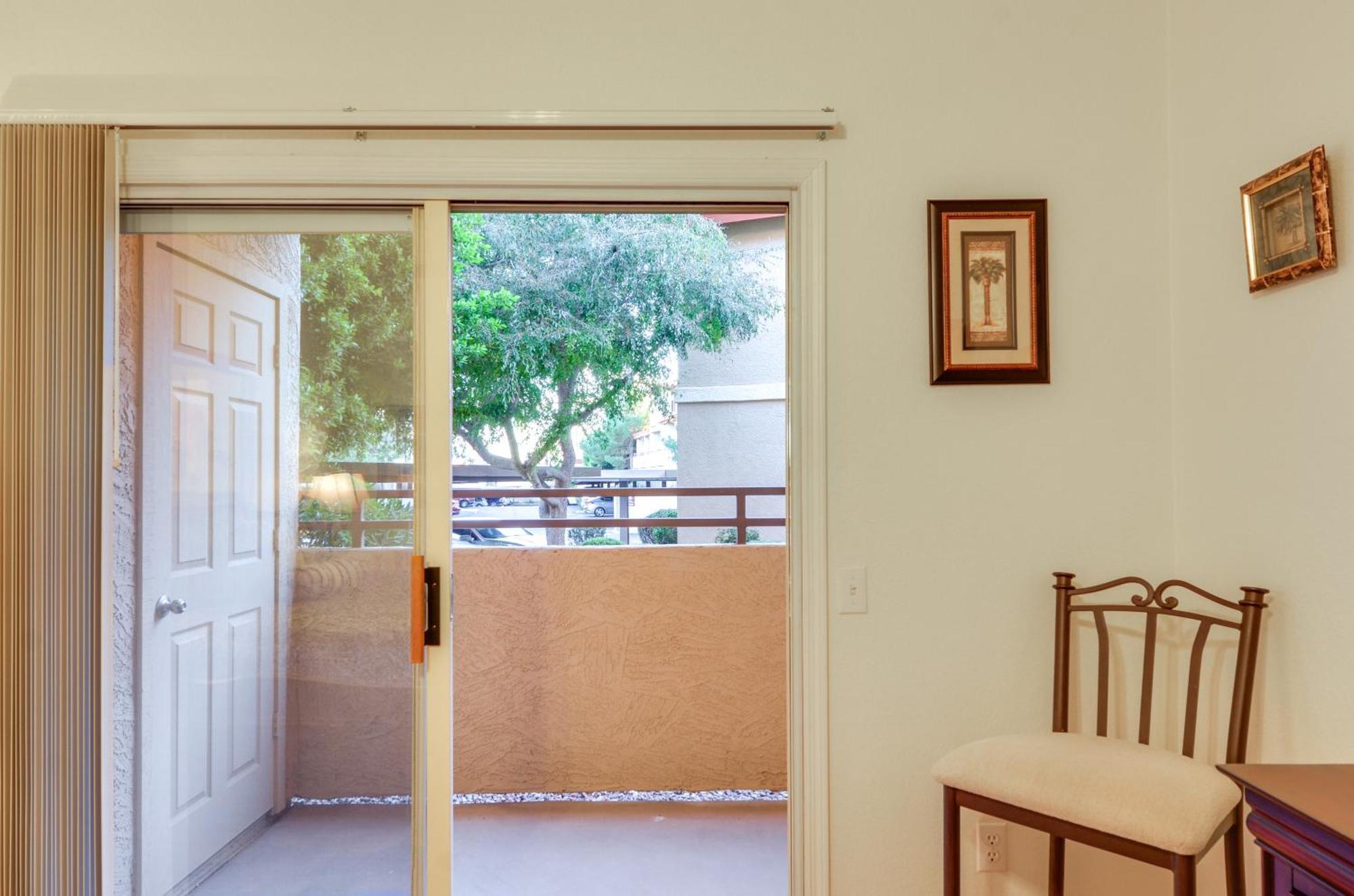 Couples With Deck And Amenities! Apartment