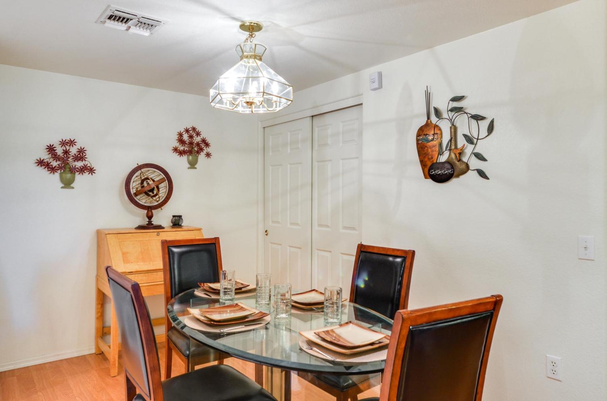 Couples With Deck And Amenities! Apartment